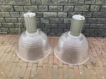 2 Industriële kunststof Hanglampen. beschikbaar voor biedingen