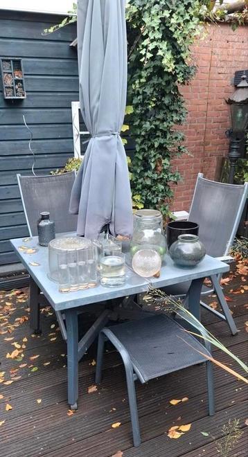 Tuinset met tafel, stoelen en parasol beschikbaar voor biedingen