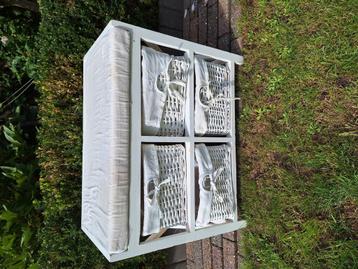 Lade kastje met rietenmandjes beschikbaar voor biedingen