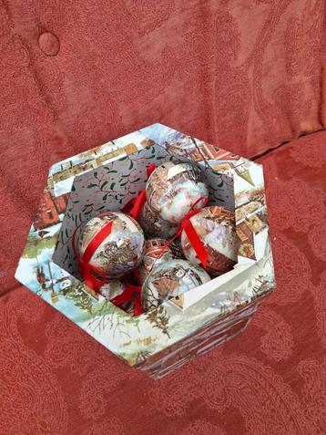 11 Nostalgische Kerstballen.. inclusief. Doos beschikbaar voor biedingen