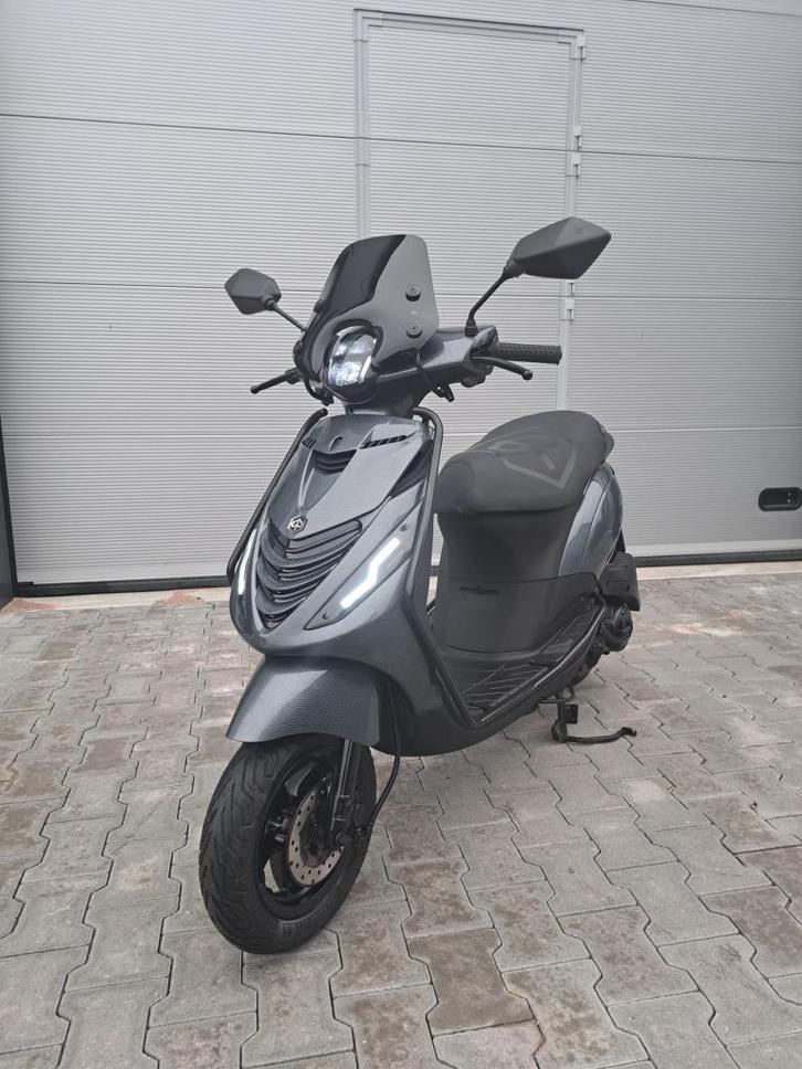 Piaggio Zip 4T Scooter Glans Carbon FULL LED 45km/u (BROM), Fietsen en Brommers, Fietsen | Crossfietsen en BMX, Zo goed als nieuw