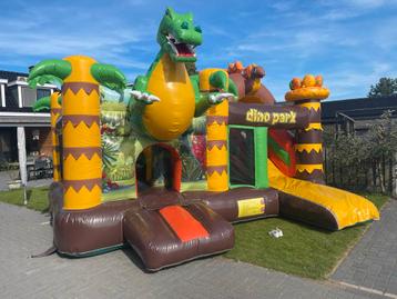 Multiplay Dino springkussen met glijbaan te huur beschikbaar voor biedingen
