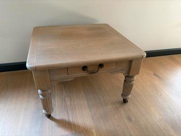 Eiken Sidetable 70x70x47 beschikbaar voor biedingen