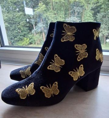 Leuke schoenen en (vintage) tassen beschikbaar voor biedingen