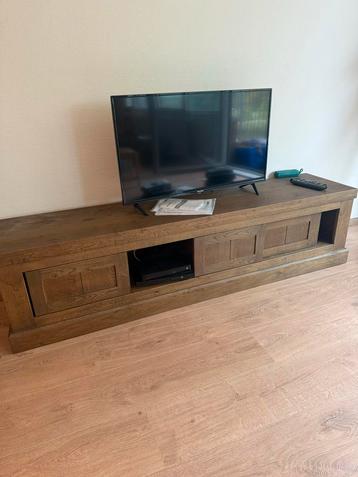 Mooie houten TV meubel beschikbaar voor biedingen