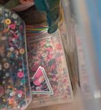Bak vol met diverse kralen van rocailles tot letterblokjes,, Hobby en Vrije tijd, Kralen en Sieraden maken, Ophalen of Verzenden