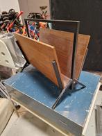 Vintage lectuur/krantenbak metaal/teak, Ophalen, Gebruikt