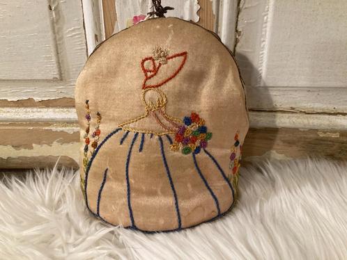 Brocante theemutsje / shabby / geborduurd / oud speelgoed, Huis en Inrichting, Woonaccessoires | Overige, Gebruikt, Ophalen of Verzenden