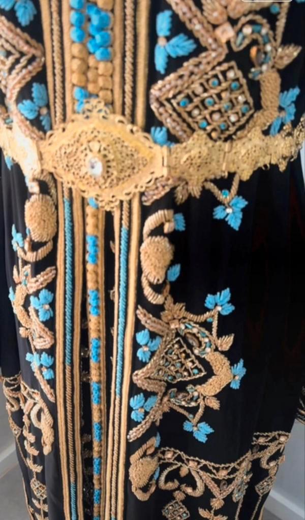 Zwarte Takchita - Maat S/M/L - Perfect voor speciale gelegen, Kleding | Dames, Jurken, Zo goed als nieuw, Maat 36 (S), Zwart, Onder de knie