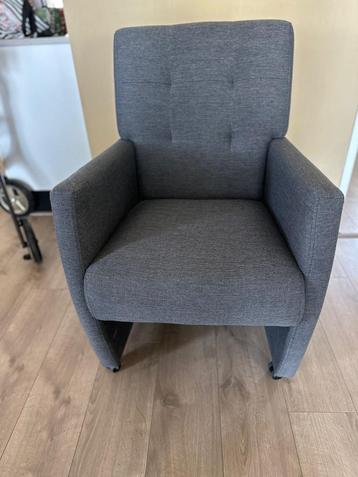 Salon, design ei-vorm eettafel, stoelen, kledingkast, bed beschikbaar voor biedingen