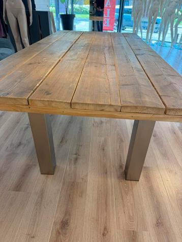 Tafel met houteb blad wat eraf kan beschikbaar voor biedingen