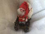 Vintage kerstman op slee. Dennenappel. Vilt. Chenille., Diversen, Kerst, Ophalen of Verzenden