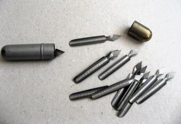 Koker met 15 Brause papiersnijpennen nr 850 beschikbaar voor biedingen