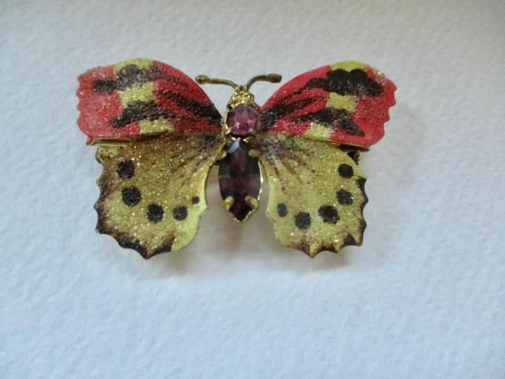 Goudkleurige VLINDER Broche apart matkleur roze /geel /paars, Sieraden, Tassen en Uiterlijk, Broches, Gebruikt, Overige materialen