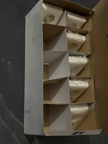 6 stuks GIRA dubbel stopcontact inbouw 0788 01 beschikbaar voor biedingen