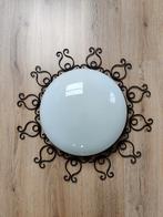 Plafonnière met metalen sierframe en melkwit glas, Ophalen