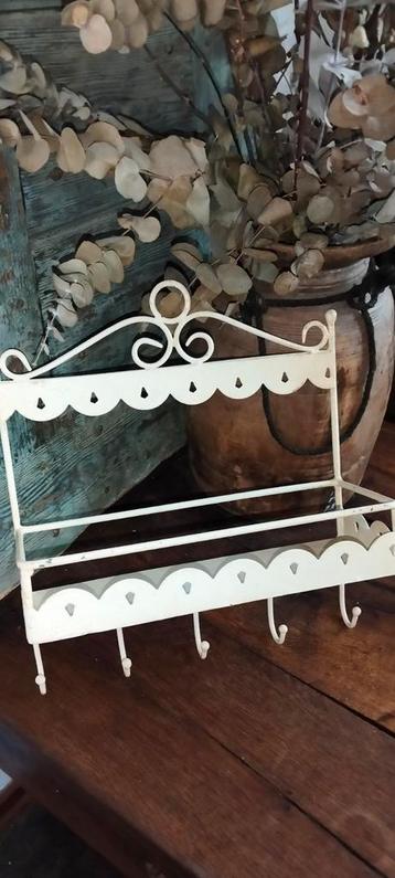 Leuk brocante sleutelrekje rekje opbergrek metaal wit beschikbaar voor biedingen