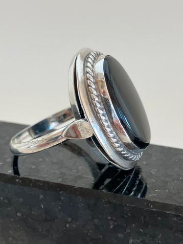 Zilveren ring met onyx beschikbaar voor biedingen