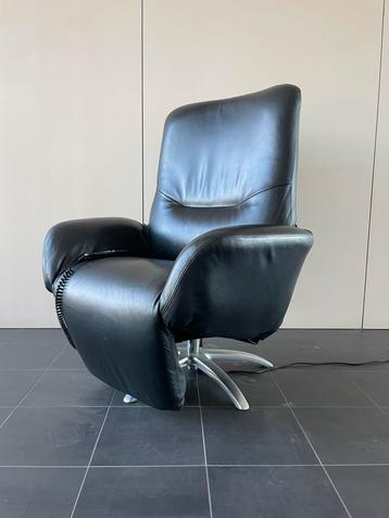 Zwarte leren elektrische relax fauteuil / relax stoel beschikbaar voor biedingen