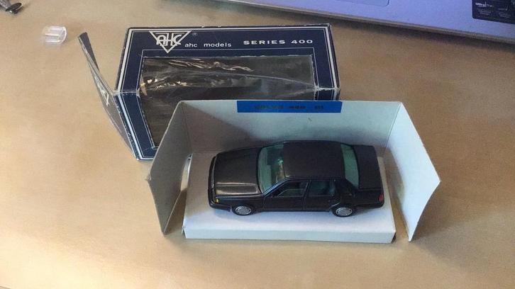 AHC HOLLAND VOLVO 440 GL NIEUW + DOOS U ZOEKT HEM ? HIERDAN, Hobby en Vrije tijd, Modelauto's | 1:43, Nieuw, Auto, Overige merken