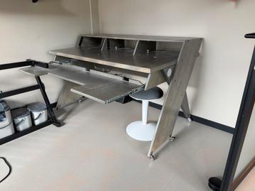 Output Platform desk and cart 19” and keyboard tray beschikbaar voor biedingen