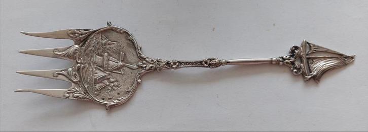 Zilveren broodvork, met molen,kerk, huizen, boerderij, boot., Antiek en Kunst, Antiek | Bestek, Ophalen