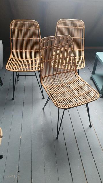 2 bamboe stoelen met metalen onderstel.binnen/buiten