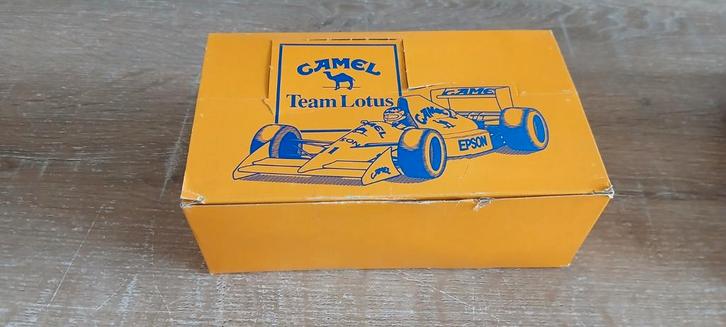Camel display luciferdoos + 50 luciferdoosjes team lotus, Verzamelen, Rookartikelen, Aanstekers en Luciferdoosjes, Zo goed als nieuw