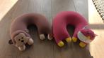 2 Cuddlebug nekkussens bruine aap en roze poes, Ophalen of Verzenden, Gebruikt