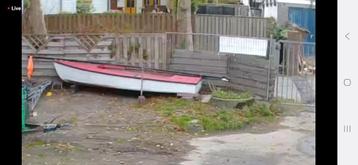 Zeilboot met mast en toebehoren beschikbaar voor biedingen