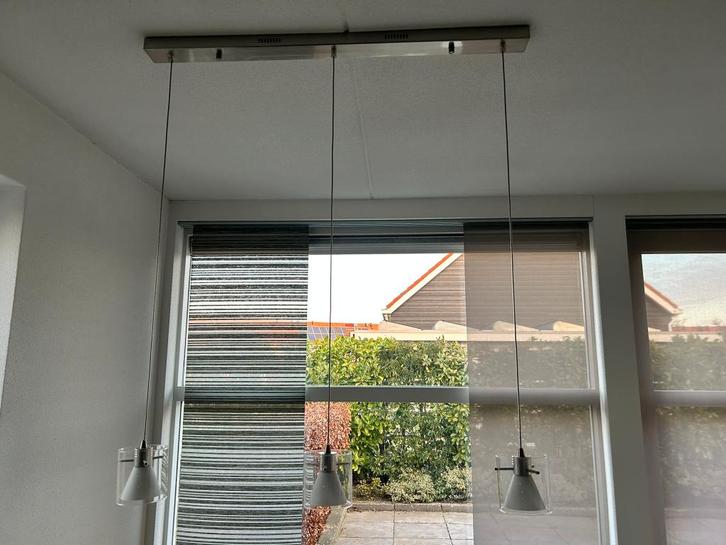 Moderne hanglamp met rvs en glas, Huis en Inrichting, Lampen | Hanglampen, Gebruikt, 50 tot 75 cm, Glas, Metaal, Ophalen of Verzenden
