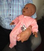 grote babypop donker 53 cm past babykleding baby levensecht, 2324HC Leiden, Selintoys, Nieuw, Ophalen of Verzenden