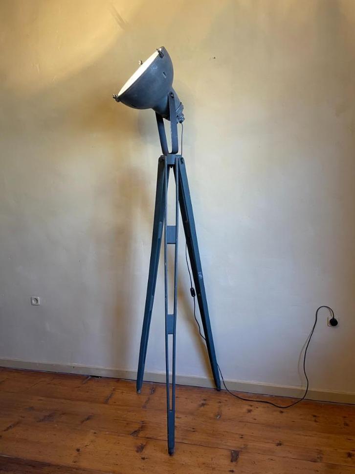 Mooie grote vloerlamp Staande lamp Frans industrieel Stoer, Antiek en Kunst, Antiek | Lampen, Ophalen
