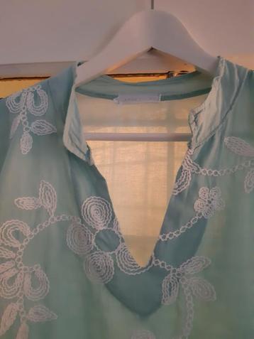 Grote maat blouse, mintgroen met wit borduur. Maat 48 beschikbaar voor biedingen
