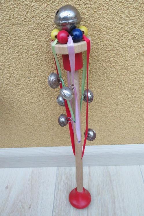 Leuke oude vrolijke houten rammelaar met linten en belletjes, Kinderen en Baby's, Speelgoed | Houten speelgoed, Gebruikt, Overige typen