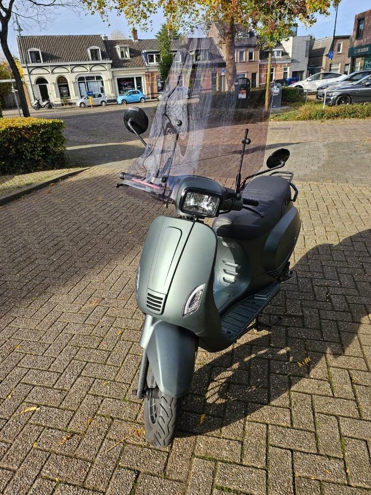 Scooter Senzo Rivalux S matgroen, Fietsen en Brommers, Snorfietsen en Snorscooters, Zo goed als nieuw, Overige merken, Benzine