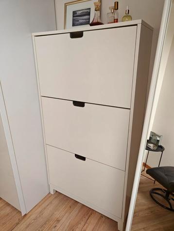 Ruime schoenenkast met 3 vakken beschikbaar voor biedingen