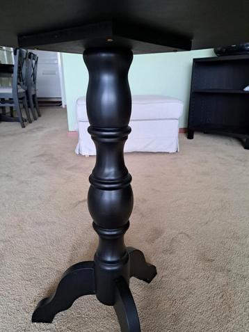 Zwart bijzettafeltje. 