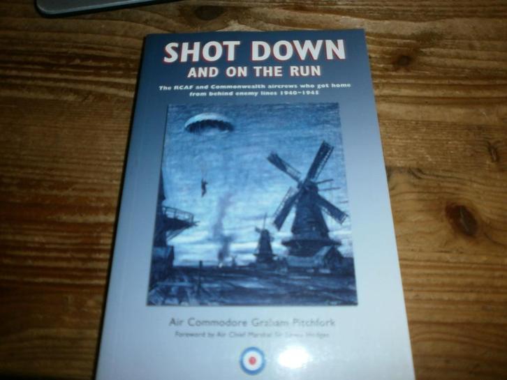 shot down and on the run behind enemy lines 1940-1945, Boeken, Oorlog en Militair, Zo goed als nieuw, Overige onderwerpen, Tweede Wereldoorlog