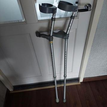 STEL ELLEBOOGKRUKKEN MET ERGONOMISCHE HANDVATTEN.  beschikbaar voor biedingen