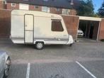 Nette Adria 4256 met voortent en luifel en sanitaire ruimte., Caravans en Kamperen, Caravans, Rondzit, Tot en met 2, Dwarsbed