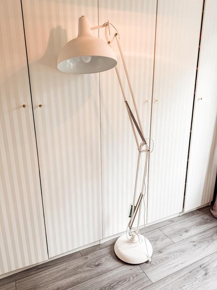 Witte metalen staande lamp, Huis en Inrichting, Lampen | Vloerlampen, Zo goed als nieuw, Metaal, Ophalen