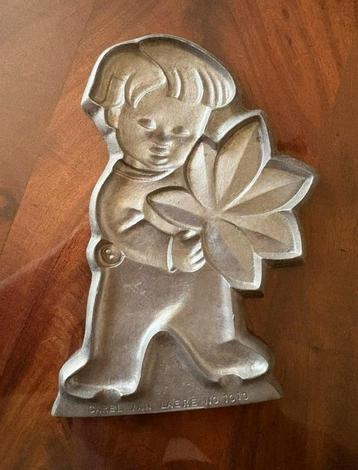 Marsepein Mal Jongetje met Blad - Carel van Laere No1010 beschikbaar voor biedingen