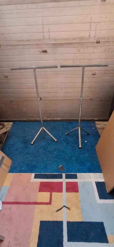 2 metalen winkelrekken 3 poot met rubberendop, Kleding | Dames, Kledingrekken, Gebruikt, Ophalen of Verzenden