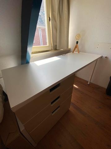 Groot bureau van Ikea