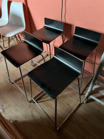 4 (bar) krukken beschikbaar voor biedingen