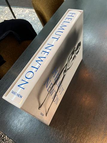 Helmut Newton. SUMO beschikbaar voor biedingen