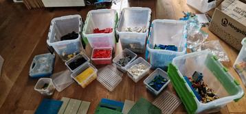 Grote partij lego gesorteerd op kleur 19kg met bakken beschikbaar voor biedingen