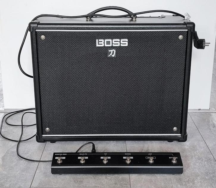 Boss Katana 100 Mk1 Gitaarversterker met GA-FC pedaal, Muziek en Instrumenten, Versterkers | Bas en Gitaar, Gebruikt, Gitaar, 100 watt of meer