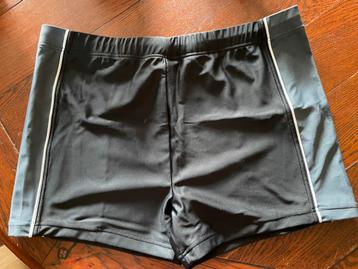 Zwembroek maat 6,nieuw,gratis ophalen. beschikbaar voor biedingen